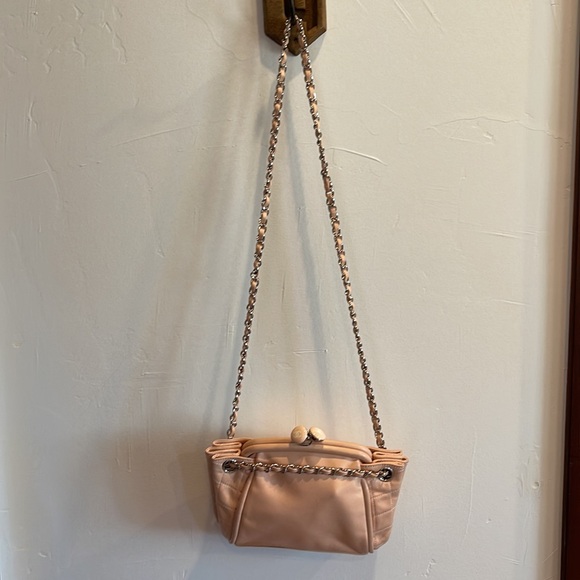 Chanel kiss lock blush pink purse - Picture 2 of 13